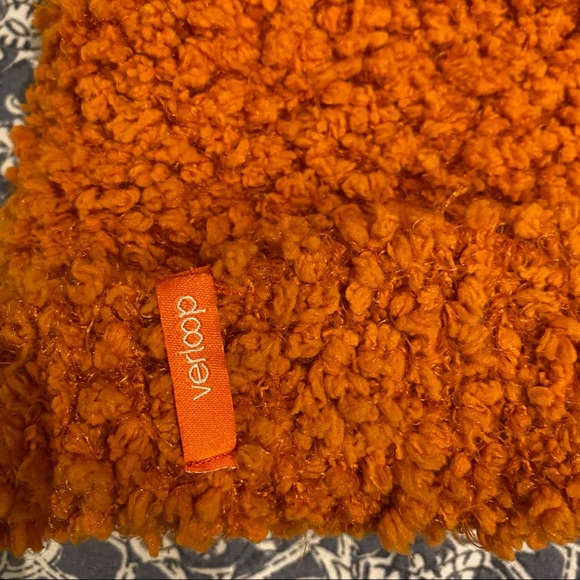 NWT Orange Toque with pompom - Picture 4 of 5